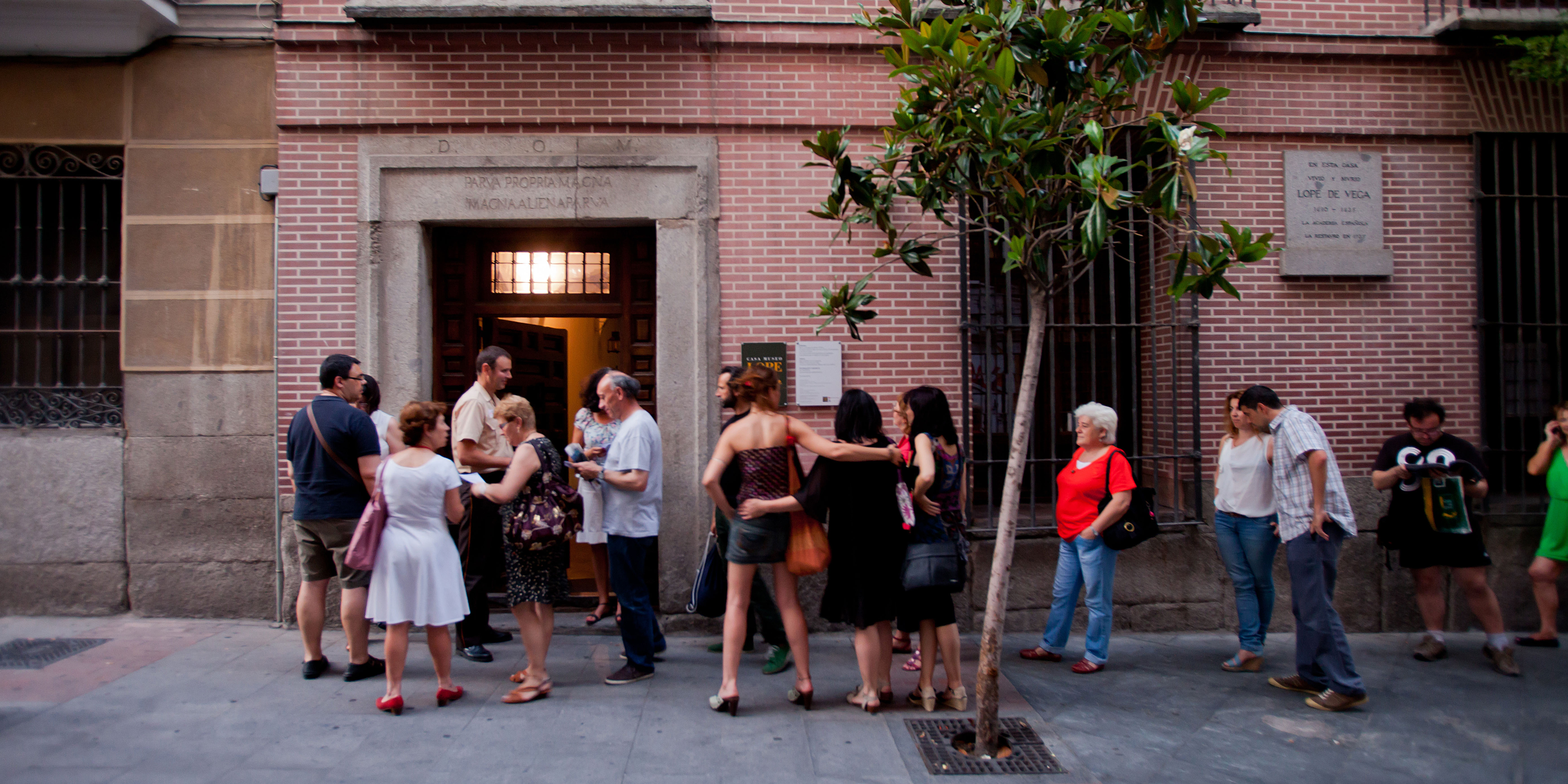 Personas a la puerta de la Casa Museo Lope de Vega